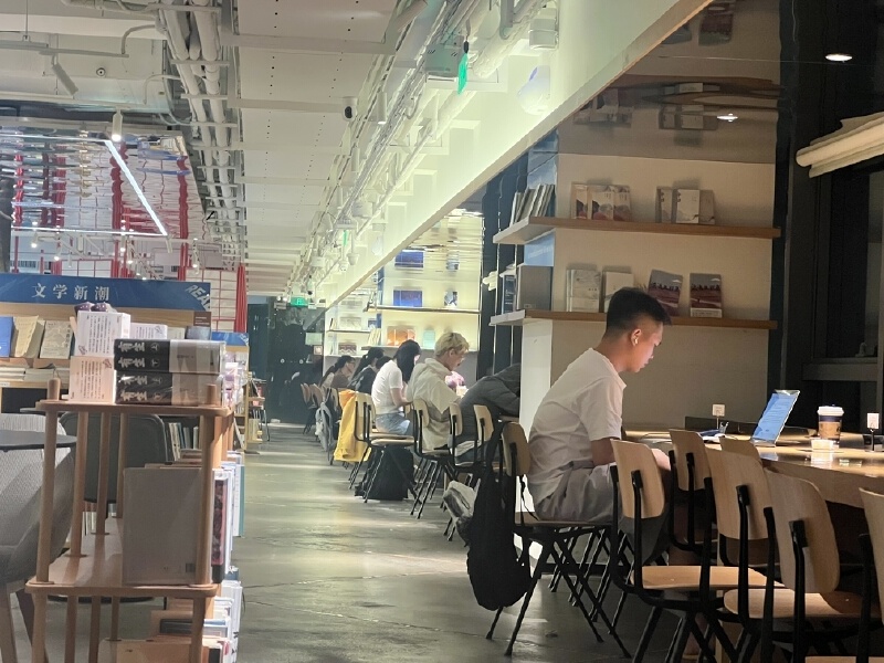 深圳living|深圳有一群热爱夜读的年轻人