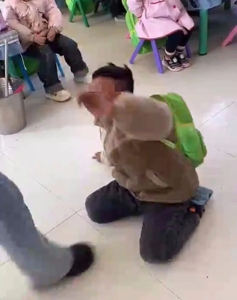 气愤幼师殴打男童还踩脸官方园长停职涉事幼师开除