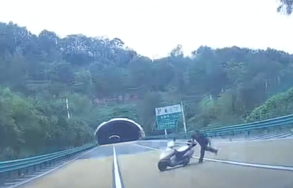 行车记录仪拍下惊险瞬间：男子在高速公路中间推电动车撞路过车辆