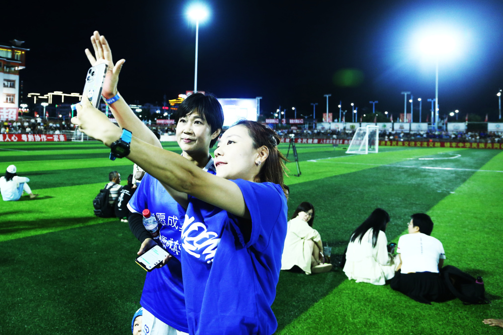 韩端现身中超帽子戏法 儿童节为孩子倾情表演