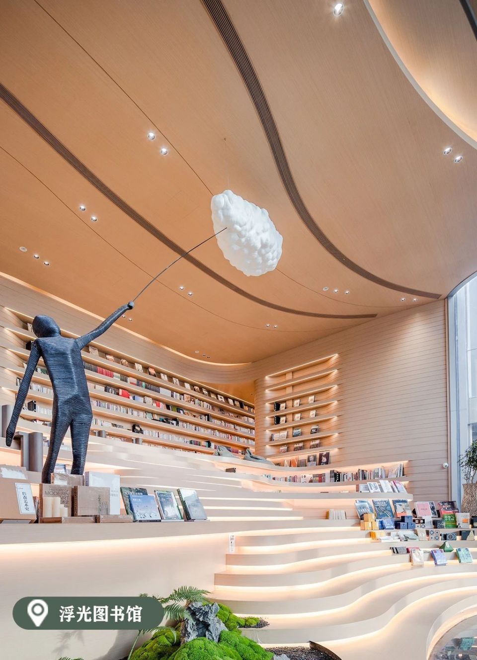 大明山景区  制图/沈晔隐于山林,挂瀑布于水潭之上,水柱从图书馆一层