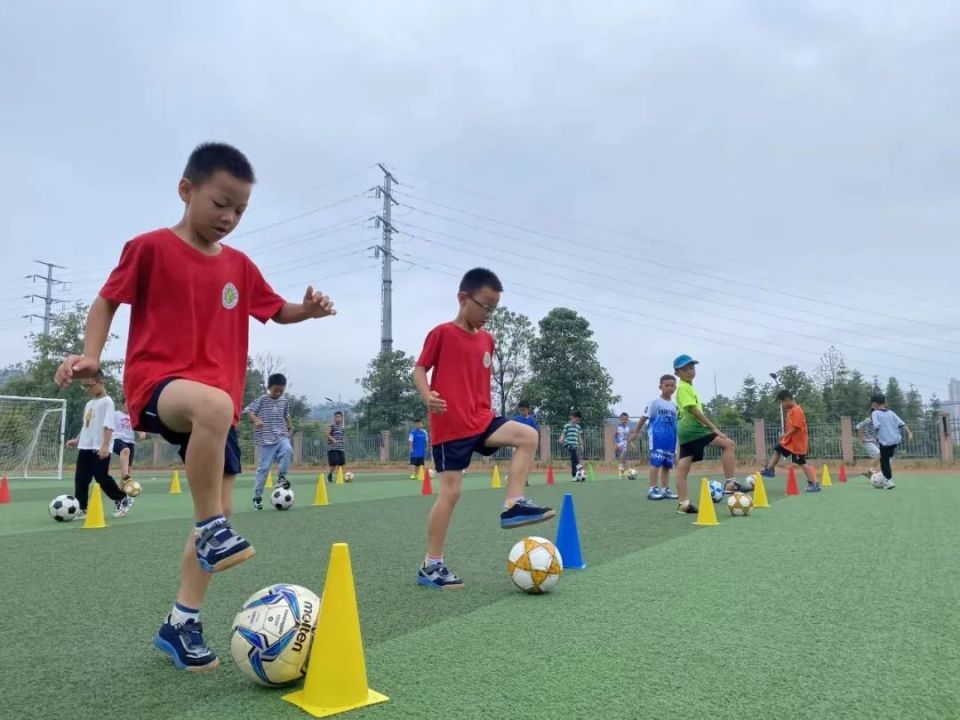 学生锻炼身体的照片图片