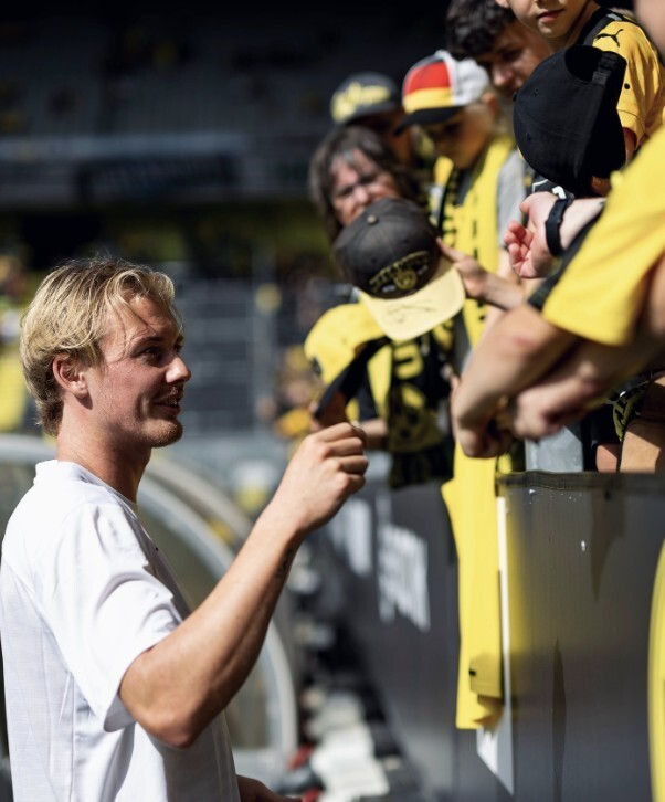 布兰特社媒:很高兴能再次与这么多俱乐部的传奇人物分享球场