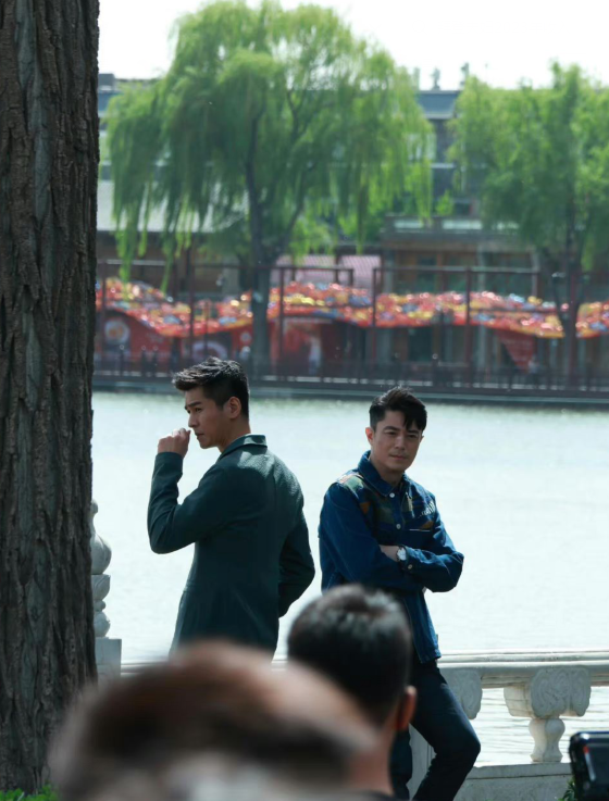 偶遇霍建华拍戏,皮肤黝黑皱纹多,体态不如男二,跟女主像叔侄_腾讯新闻