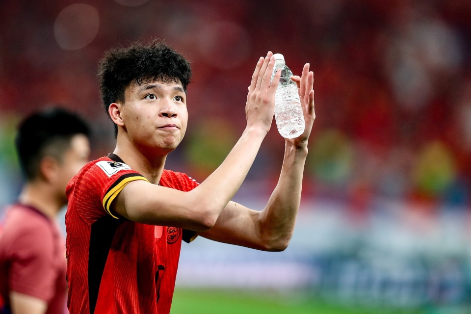 一周后将战韩国，国足公布新名单：球队均龄一个月内下降3岁，上海双雄贡献近半数国脚