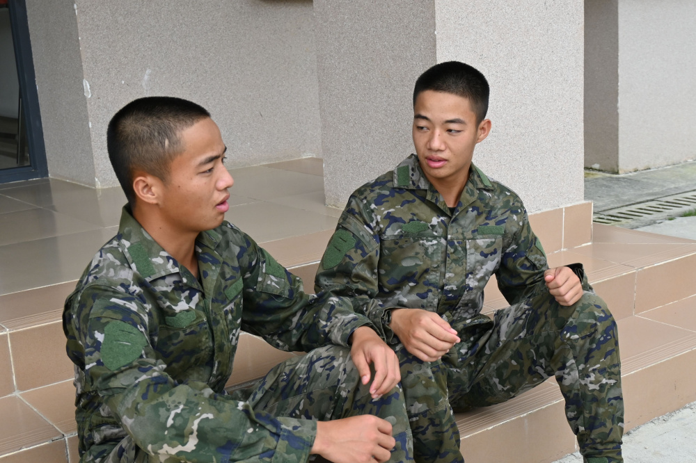 南宁这对双胞胎从兄弟变战友!