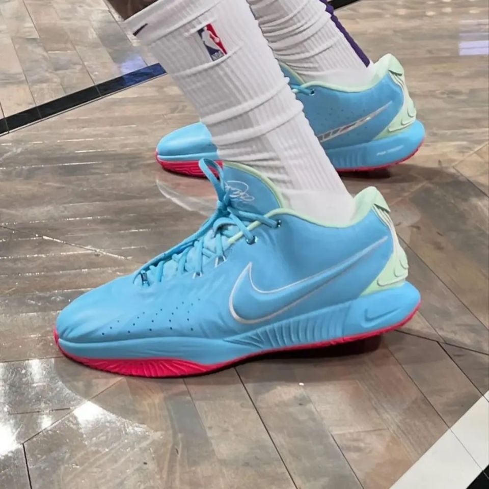 詹姆斯上脚「特殊配色」战靴!_腾讯新闻