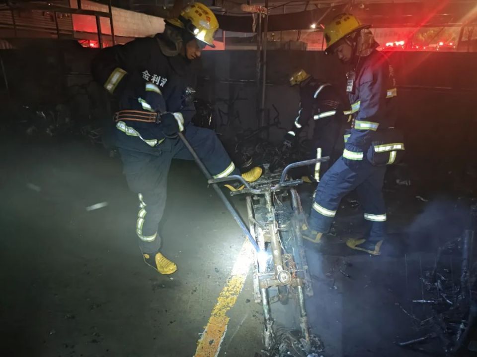 凌晨起火!又是电动自行车!