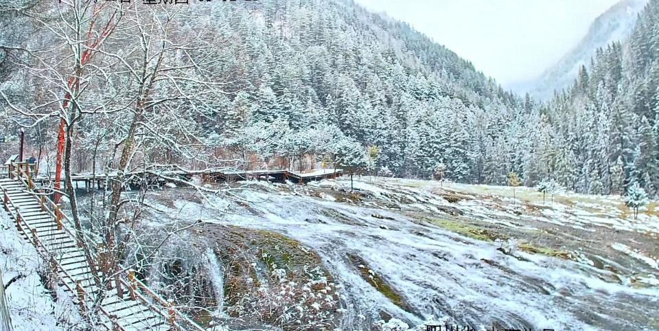 九寨飞雪落地成画游客纷纷与雪山海子合影打卡