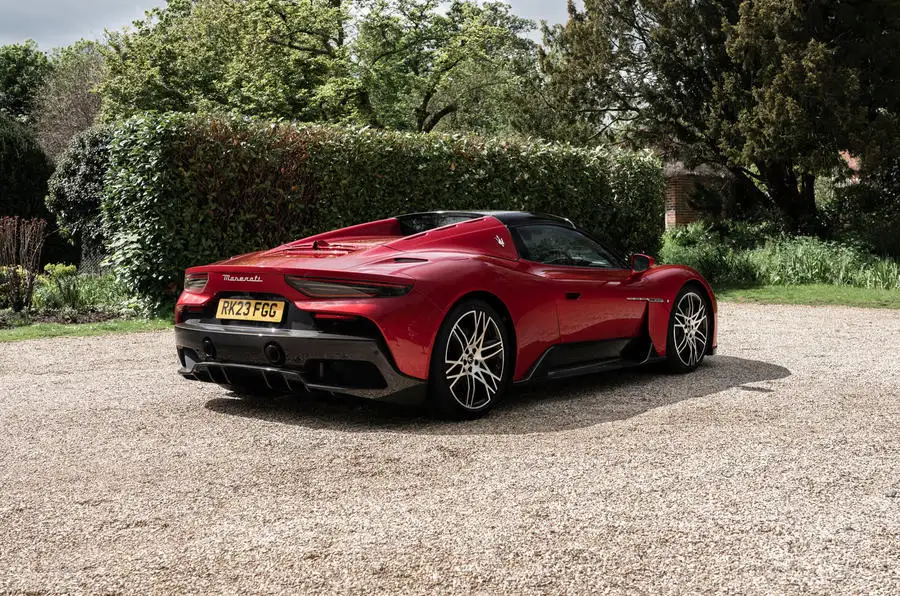 运动中兼顾了一丝优雅,2023款玛莎拉蒂mc20敞篷版实拍图曝光