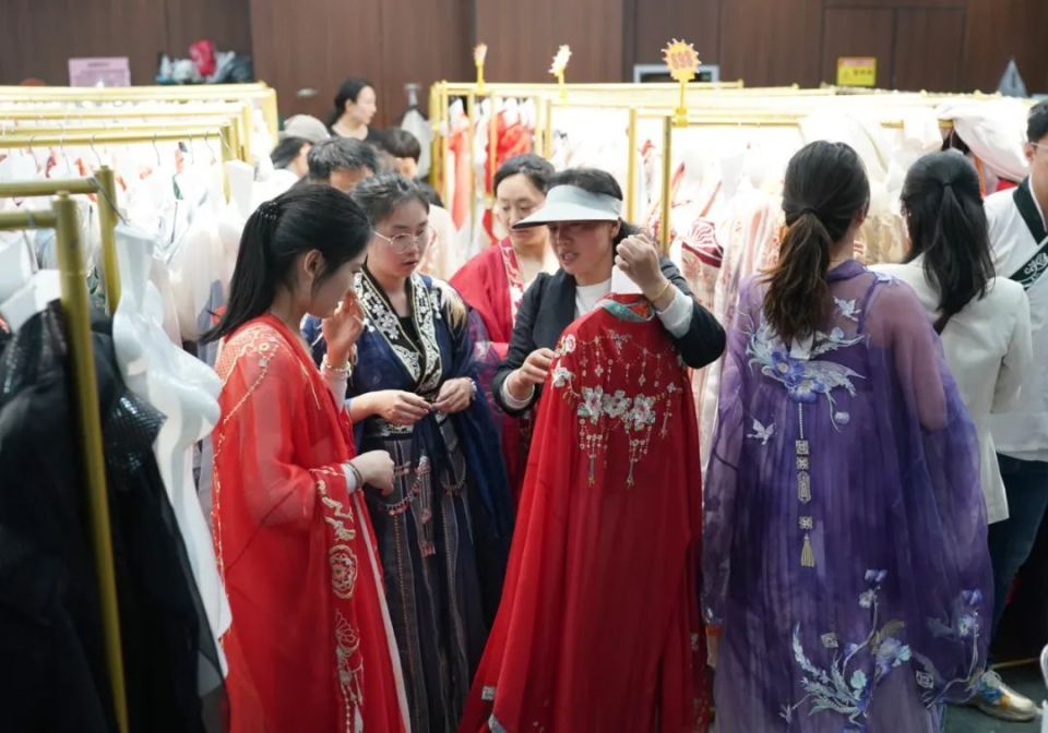 智库观察丨"新中式"热潮来袭 "国风""国潮"背后的新消费