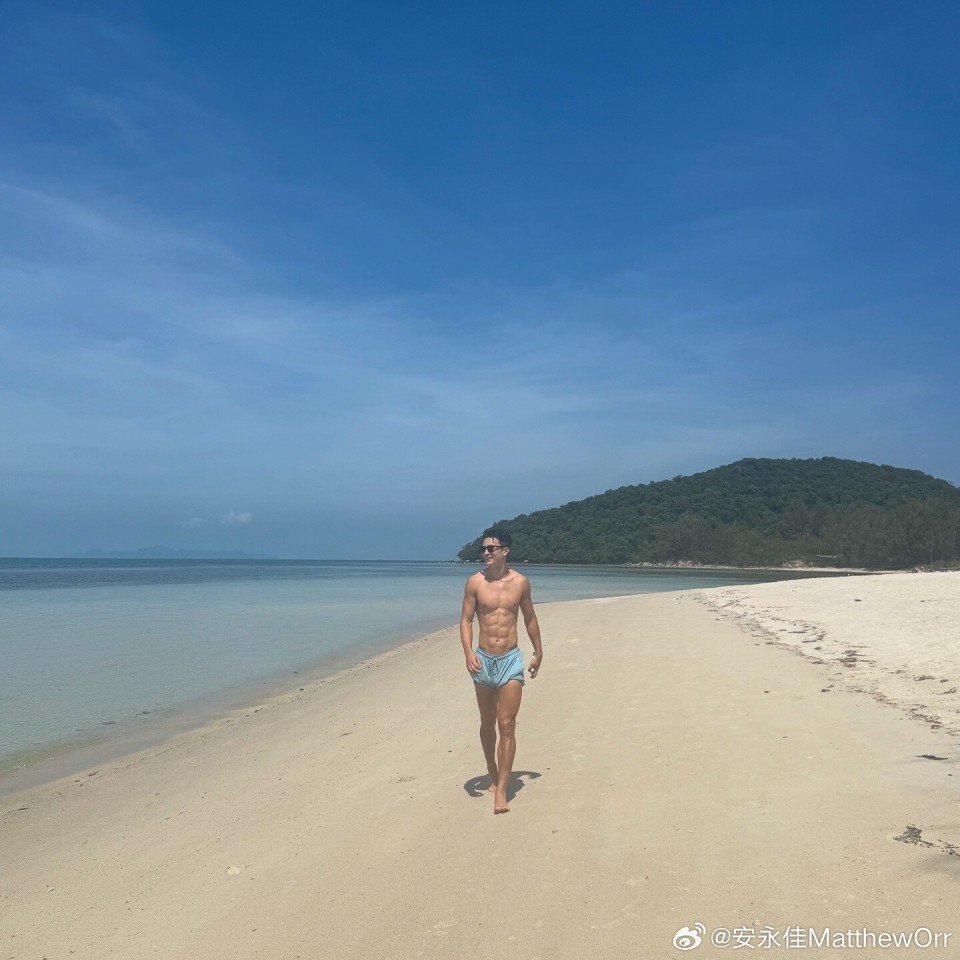 享受假期，安永佳晒在泰国旅行的照片，八块腹肌清晰可见_腾讯新闻