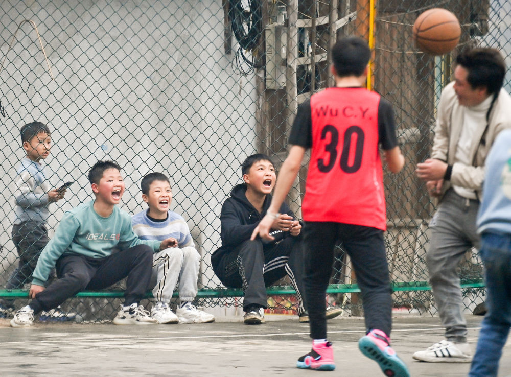 小学生光膀子打球图片