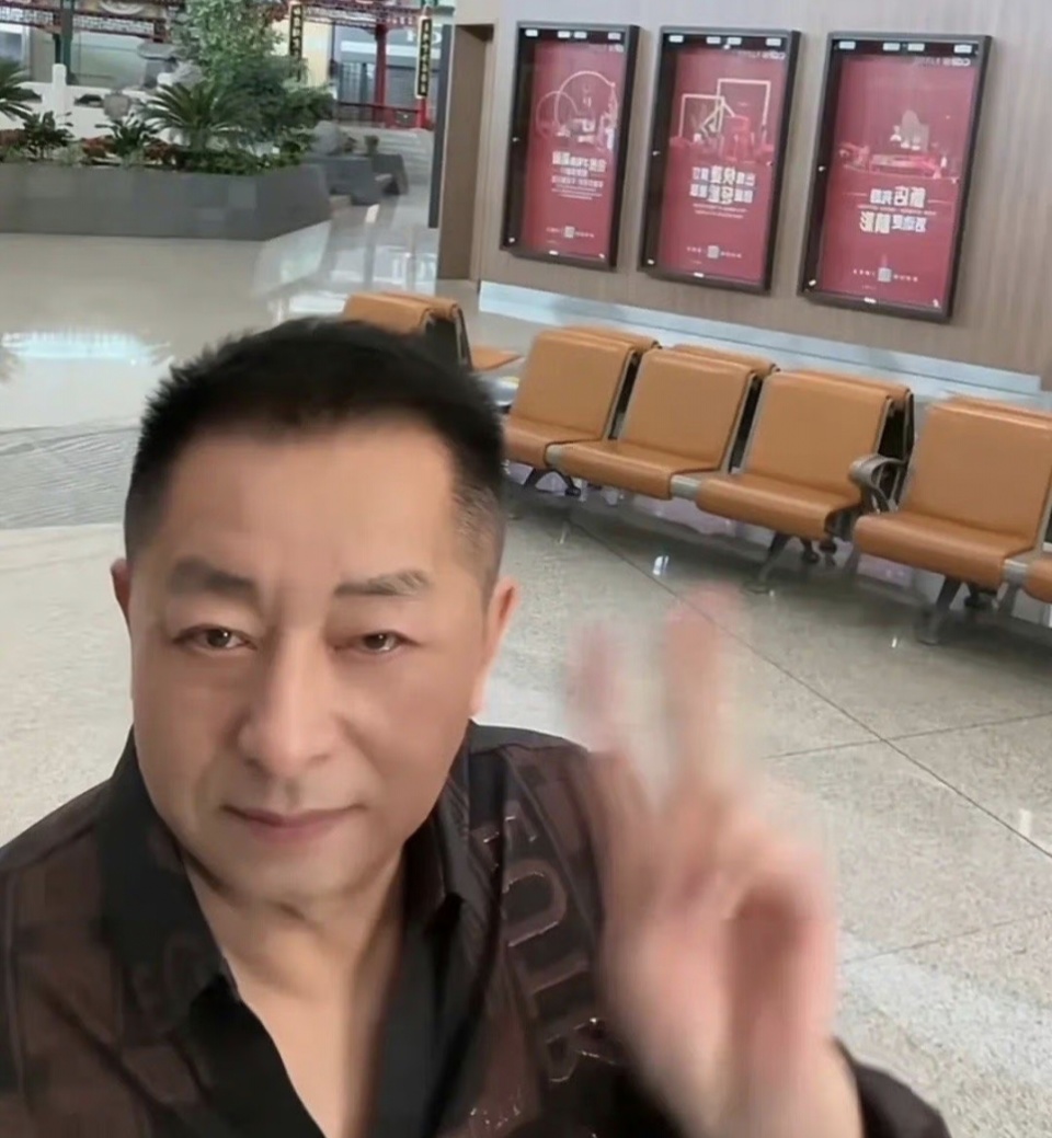 汪小菲和父亲汪则翰一起出游,父子俩一路有说有笑,相处非常自然_腾讯