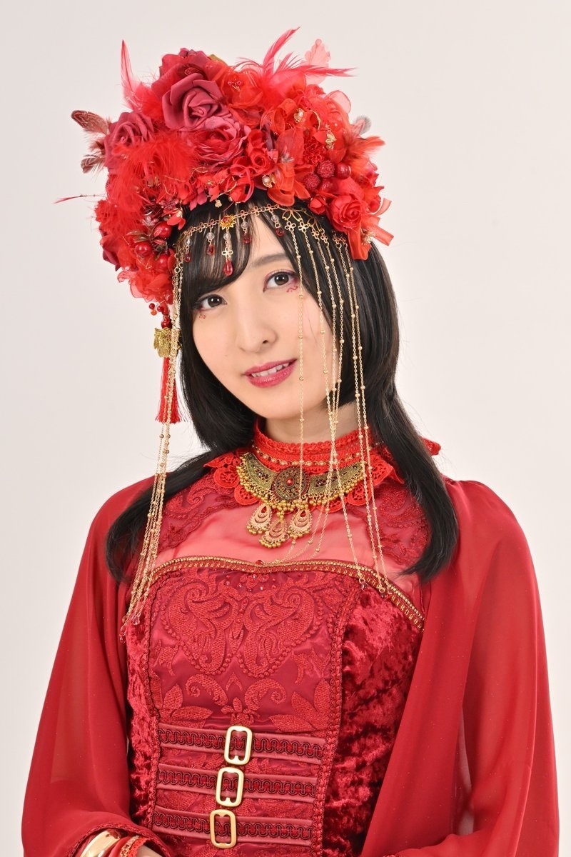 员,由佐仓绫音负责出演,在剧场版中,她突然出现在基拉加冕的典礼上