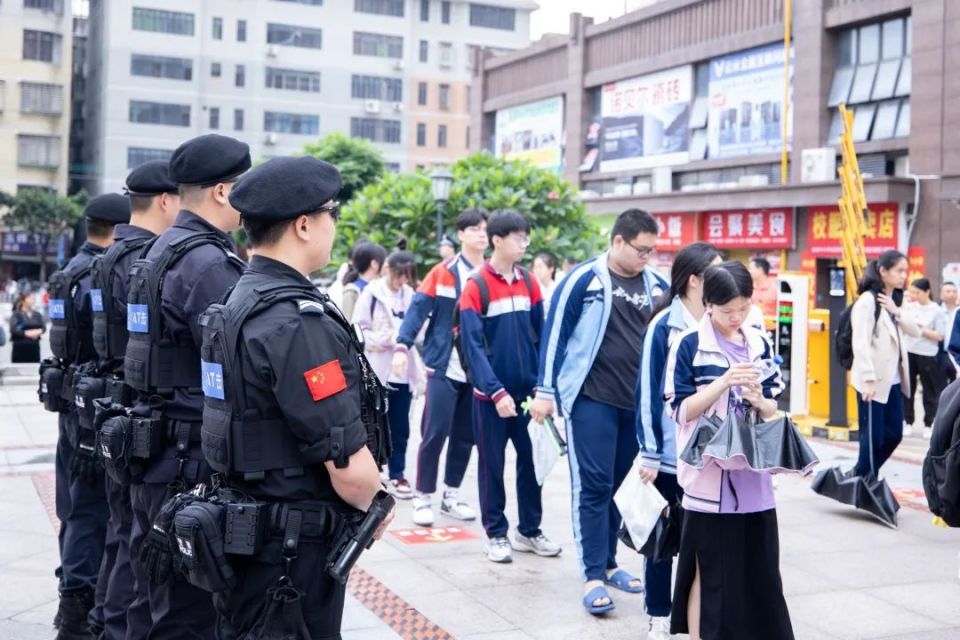 秩序井然做好各项核验工作考生们在工作人员的引导下恒兴中学考点铭选