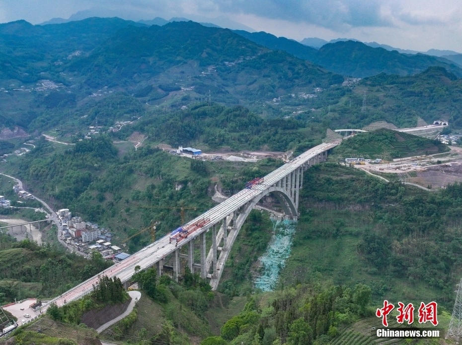 5月7日,四川乐山至西昌高速公路(简称"乐西高速")马边至昭觉段苏坝特