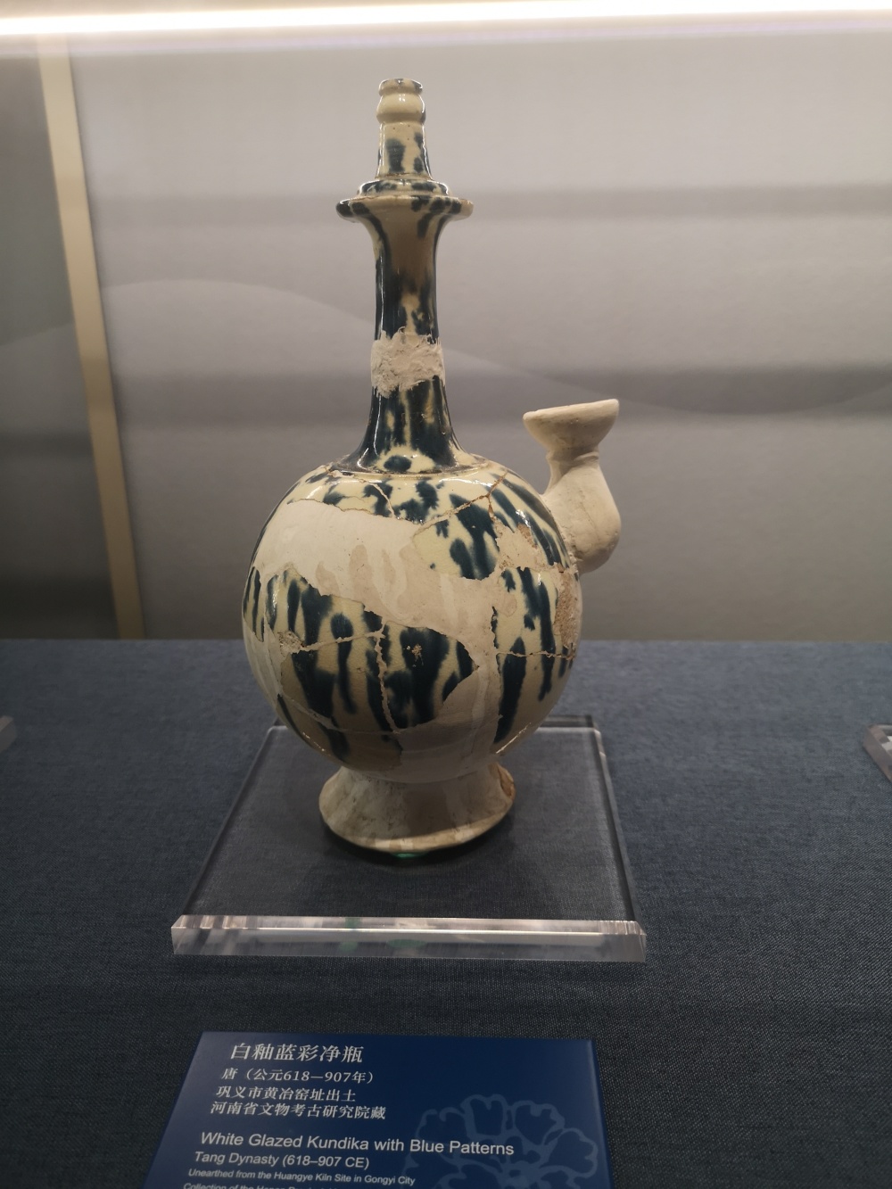 唐城遗址就发掘出了蓝色散叶与菱形纹瓷枕片,被确认为唐青花瓷器碎片