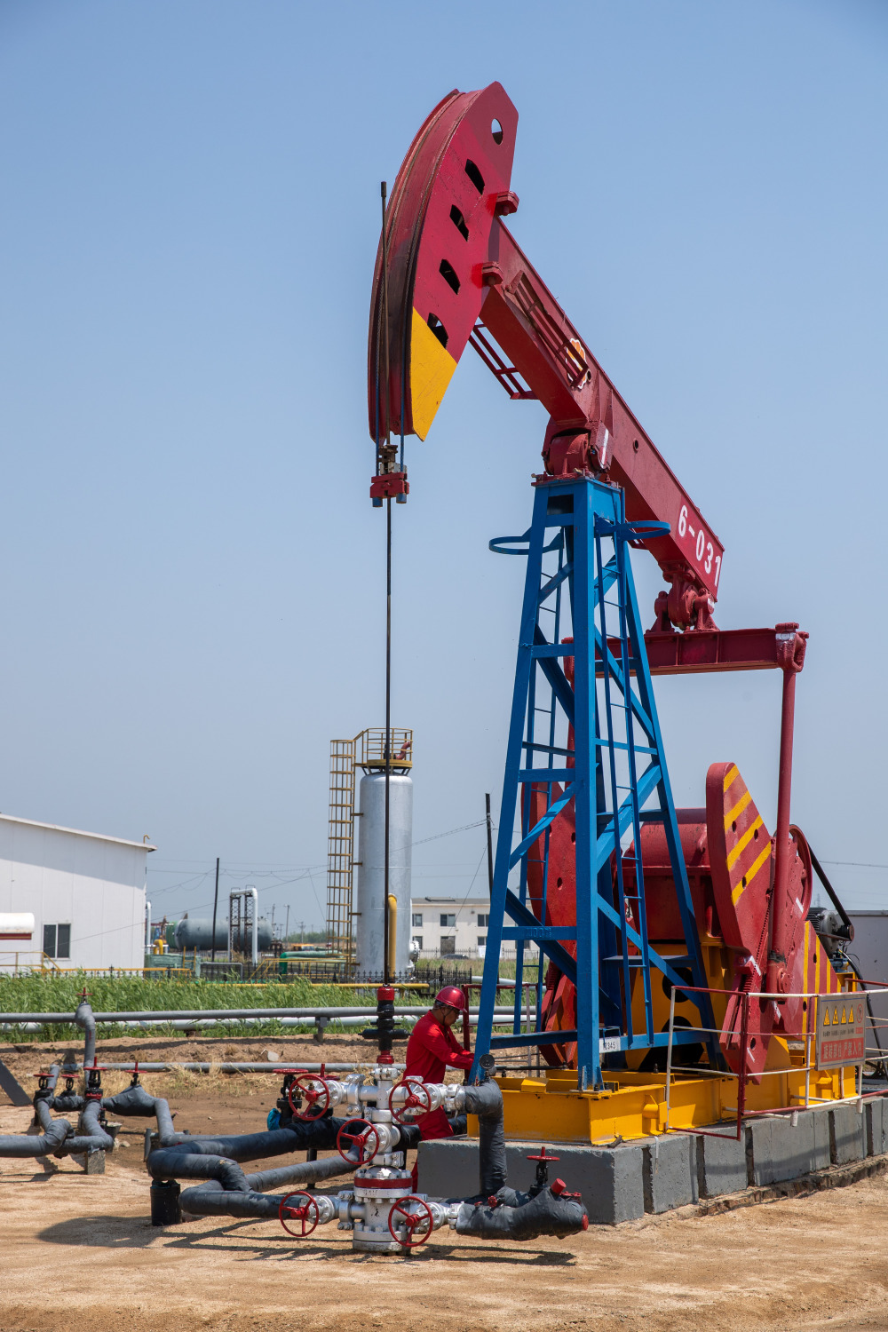 6月18日,采油工在位于盘锦市的辽河油田欢喜岭采油厂采油作业三区工作