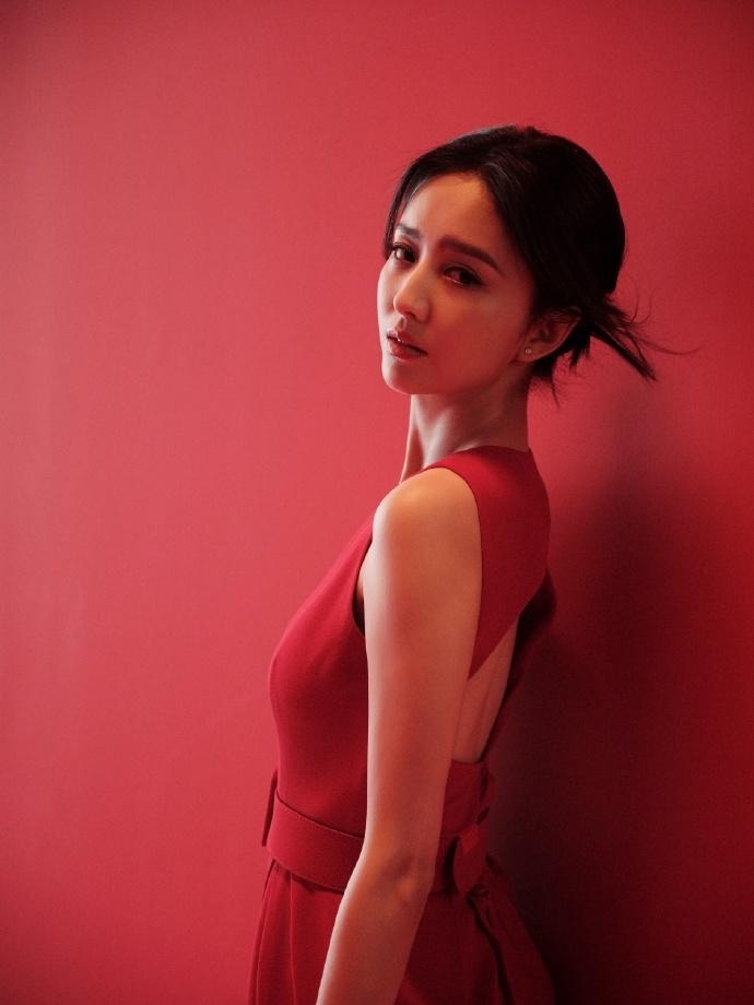 公开资料显示,佟丽娅1983年8月出生于新疆,中国内地影视女演员,舞者