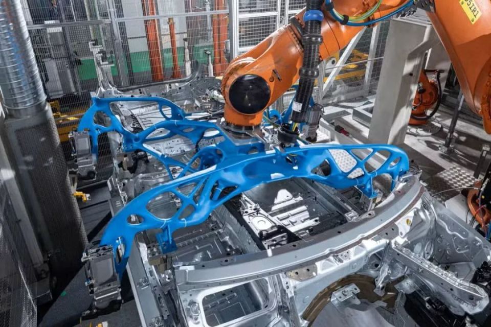 宝马3d打印生产汽车零件和辅助工具