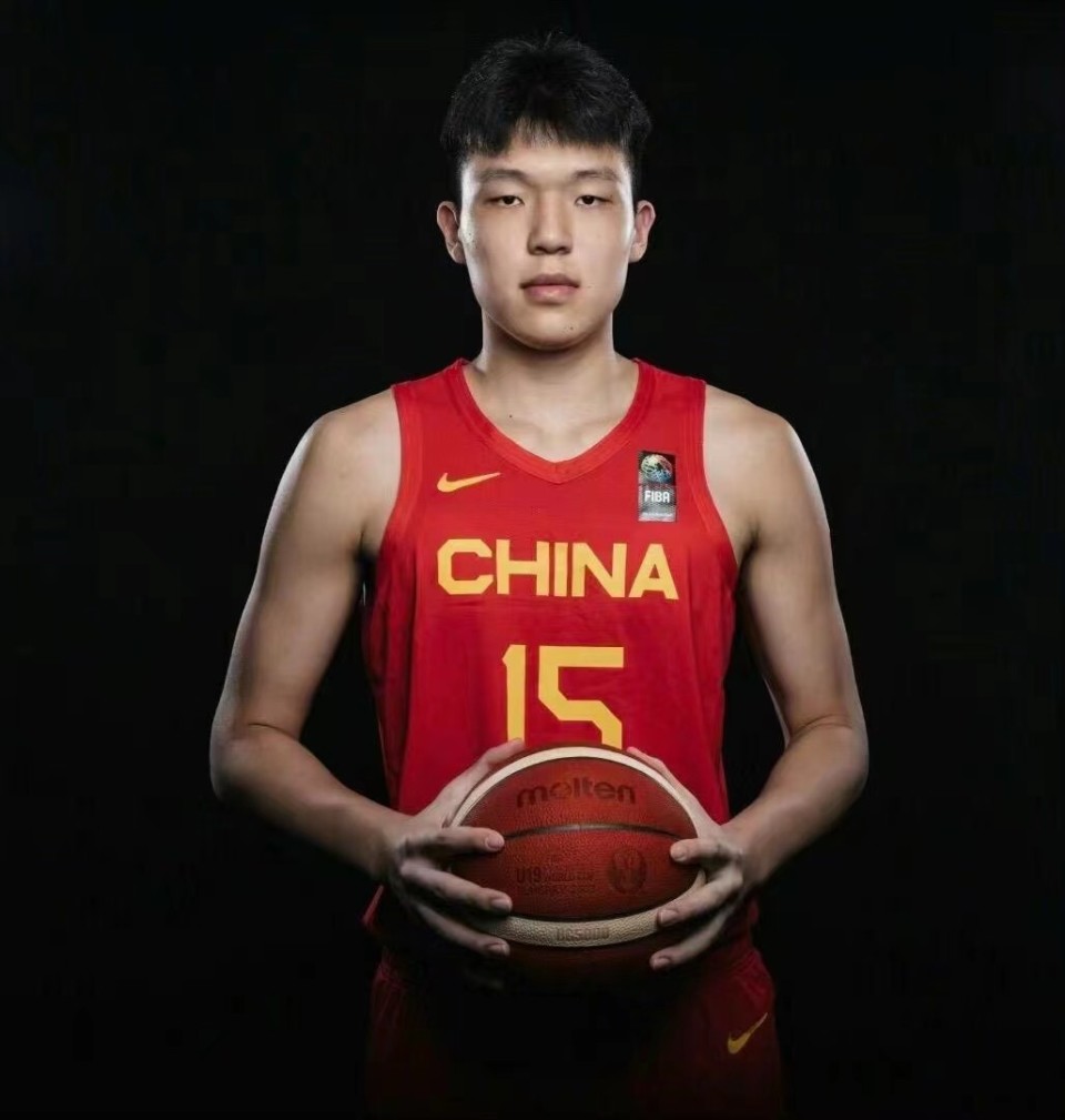 目前,杨瀚森效力于cba联赛的青岛队,并备受期待成为下一位冲击nba的