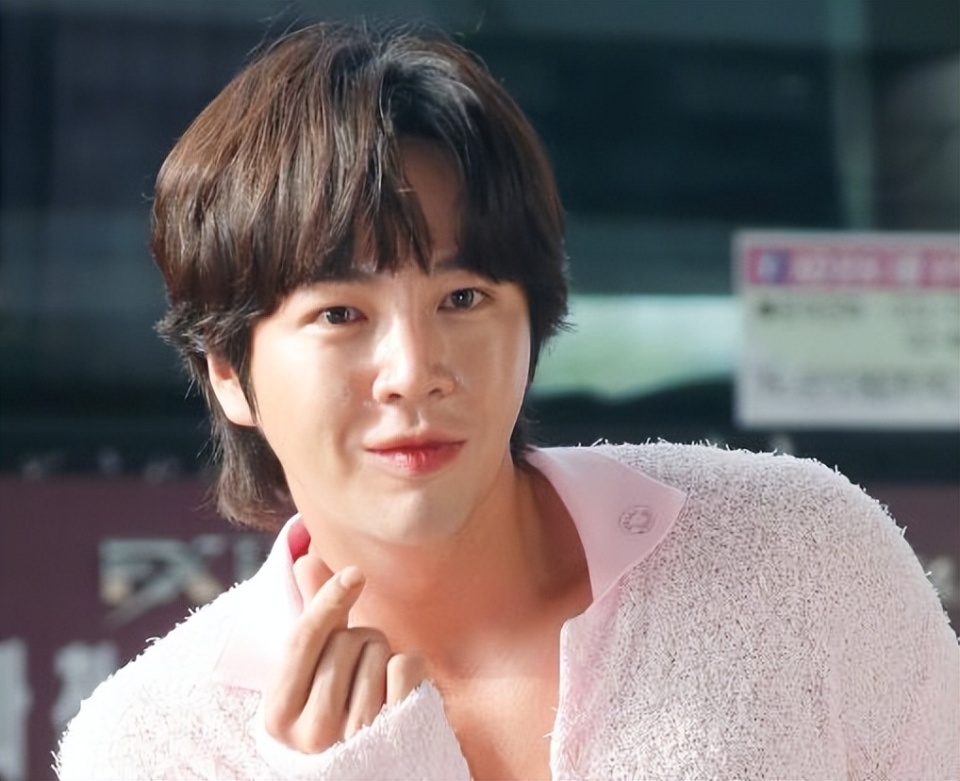 35岁张根硕近照被曝光满脸油光快认不出来疑打水光针过量所致