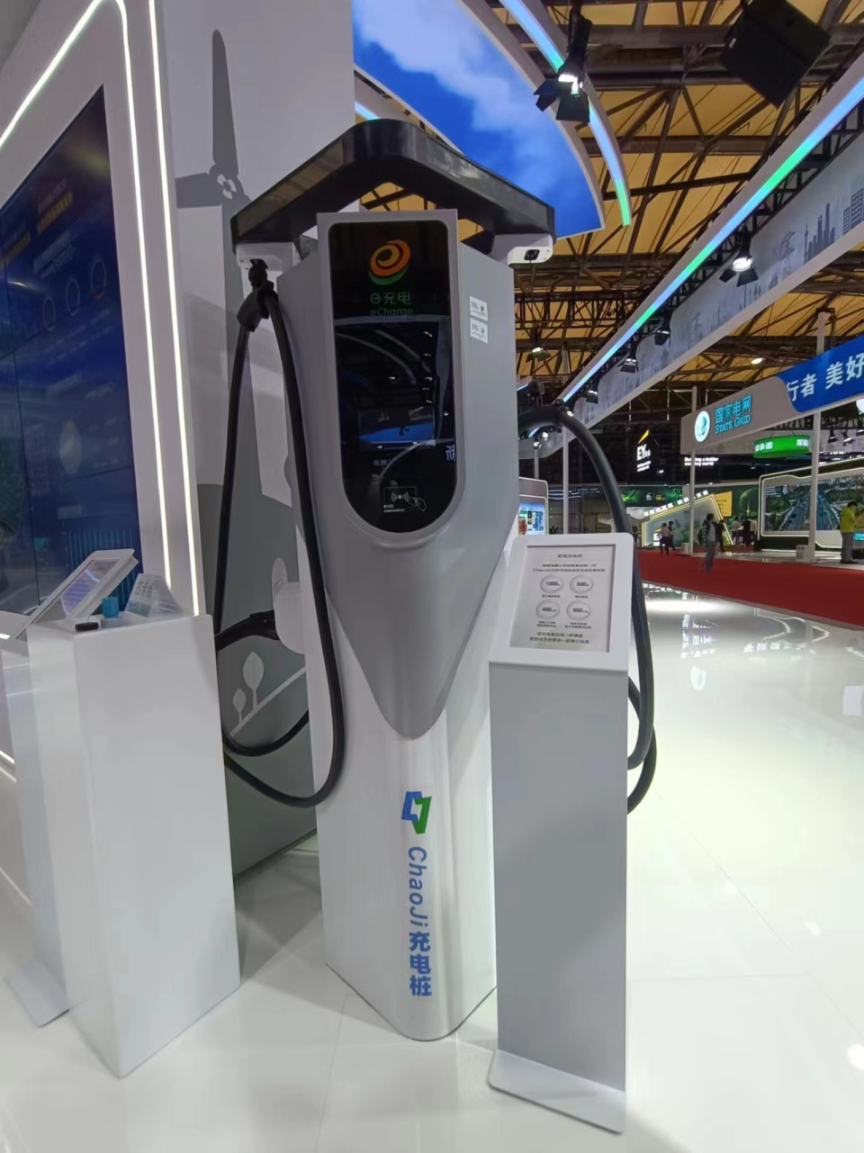 上海国际碳博会今日开幕,特斯拉展出赛博越野旅行车,国网带来超级充电
