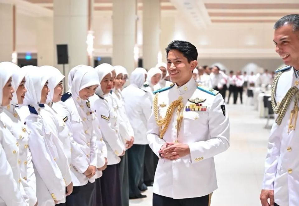 31岁文莱王子亮相父王生日宴,仪表堂堂人气旺,女兵们看他眼闪光