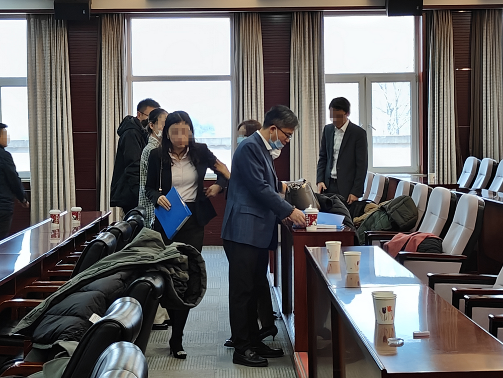 "已经在国谈现场混成"熟人"的阿斯利康中国副总裁黄彬一边微笑,一边向