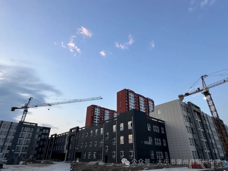 黑龙江省肇州县肇州中学新校区正在进行紧张的后期施工