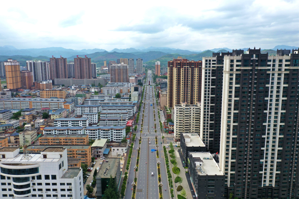 干净整洁的成县县城(陈争强  摄)今年以来,成县把创建省级文明城市和