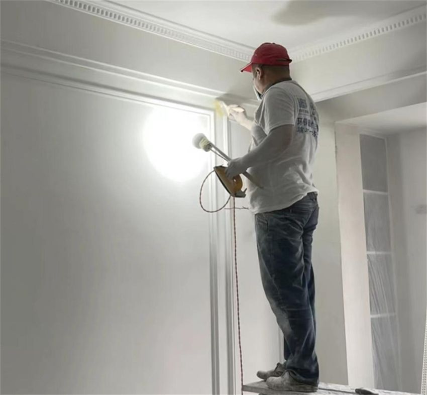 是用机器操作,效率高,墙面平滑,但是喷涂要兑比较多的水,影响油漆成膜