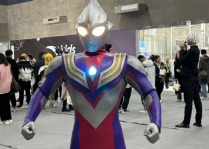 当女友偷穿奥特曼胶衣,除了会鼓包还有六块腹肌,网友:根本不能忍!