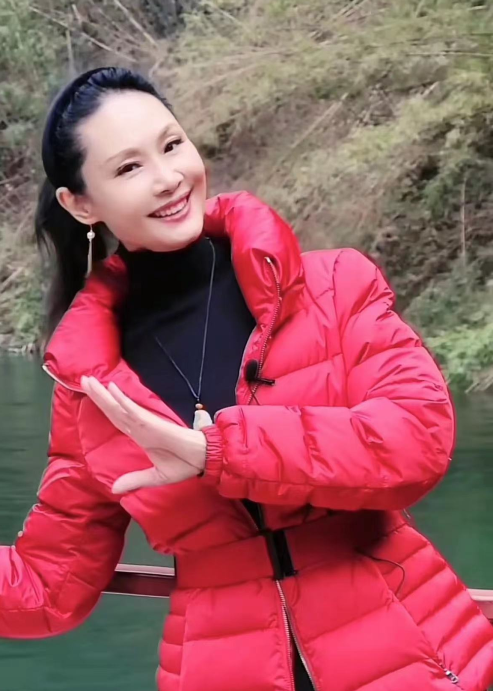 57岁于文华现身农村短居浓妆艳抹下泥地不识红菜苔引网友吐槽