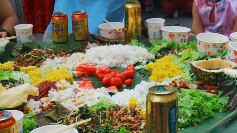 芒市菩提街上摆起了民族团结长街宴