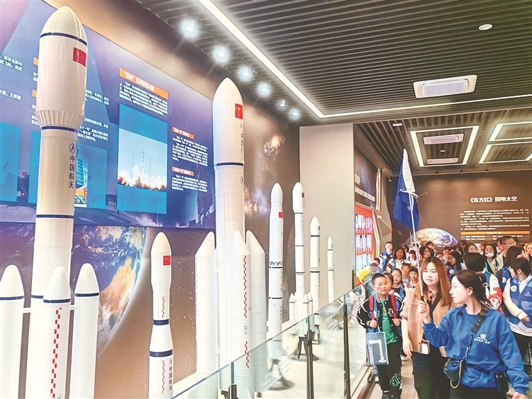 国庆假期,许多家长带着孩子来到哈尔滨工业大学航天馆参观学习.