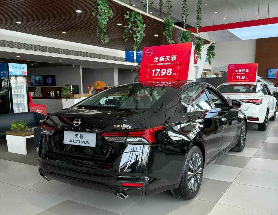 不只是黑武士,日产天籁20周年黑金版到店实拍图曝光