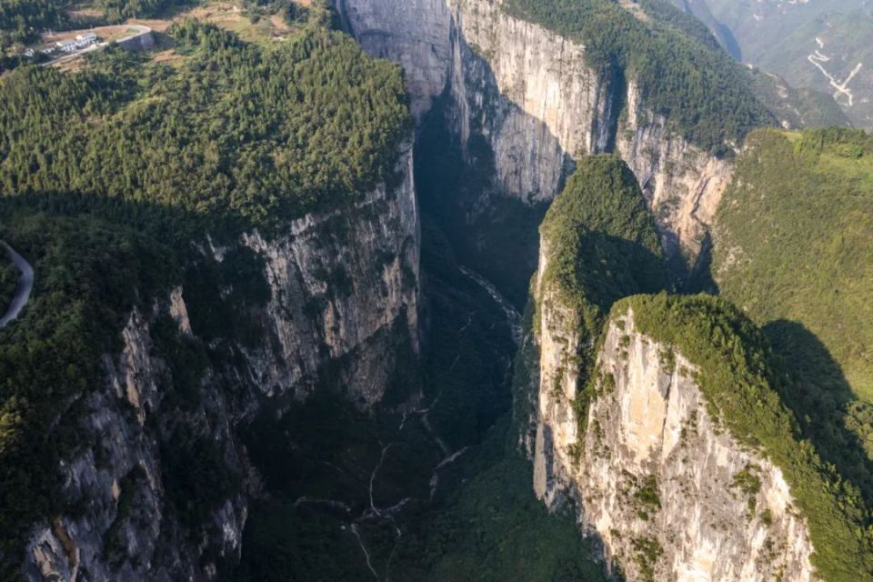 中国最美地缝，太想钻进去了_腾讯新闻