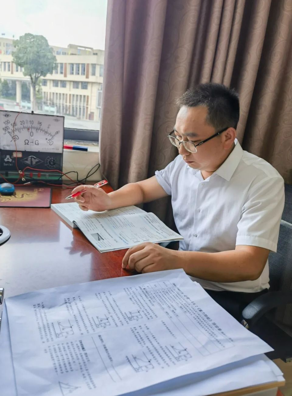 他就是2023年遵义市"最美教师"——仁怀市第一中学物理教师刘德坤.