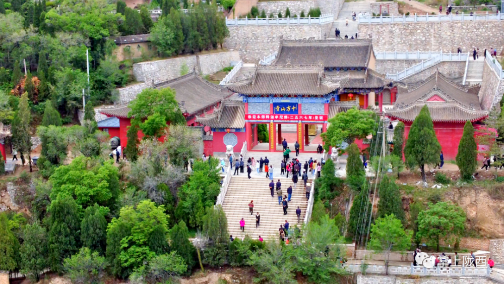 景区内有中华名医陇西纪念馆,李氏名人纪念馆,陇西堂,佛教大雄宝殿