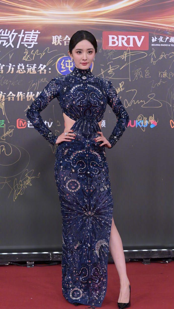 微博之夜杨幂蓝色旗袍秀出纤细腰身 新中式穿搭尽显风情_腾讯新闻
