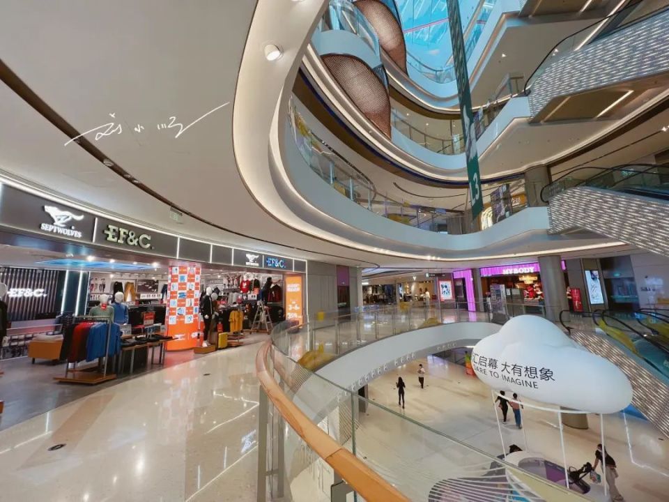 广州市天河区的新商场,在3号线地铁站附近,开张没多久已经很热闹