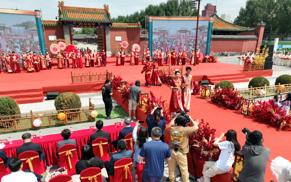 沈河区举行首届中式公益集体婚礼 红墙绿瓦下53对新人行合卺之礼 有情