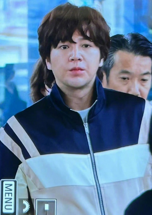 35岁韩国花美男张根硕近照曝光,面部肿胀样貌大变,被吐槽:面对面都不