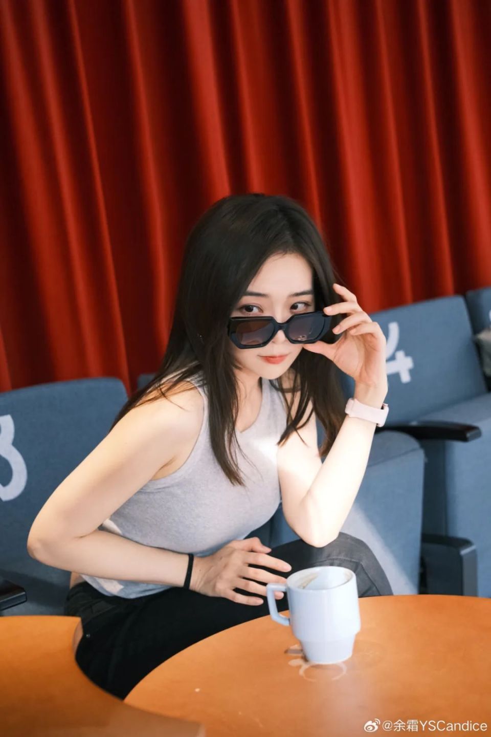 【lpl老婆】余霜公园出游,紧身牛仔裤凸显身材曲线_腾讯新闻