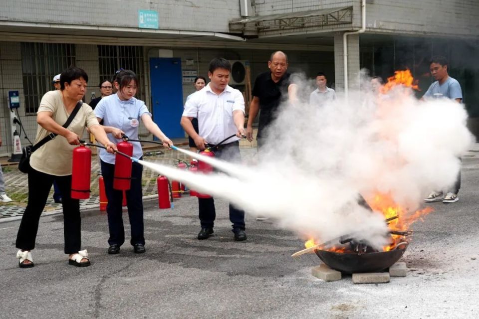 中国移动黔西南分公司100余干部员工参加消防培训演练