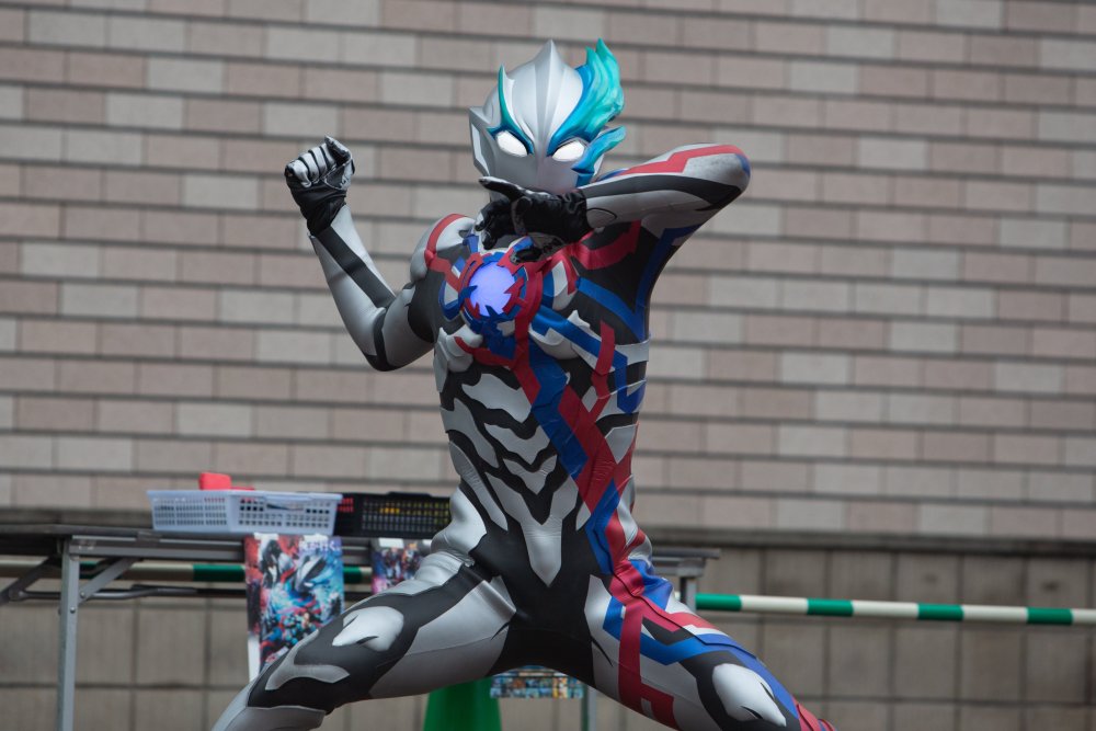 布莱泽奥特曼线下舞台剧皮套演员亲自示范如何发动必杀技和爬墙