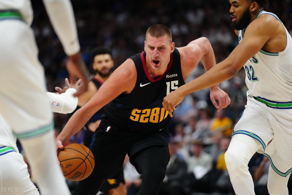 湖人球迷庆祝!约基奇出局恩比德嘲讽,马龙赛后爆粗,你