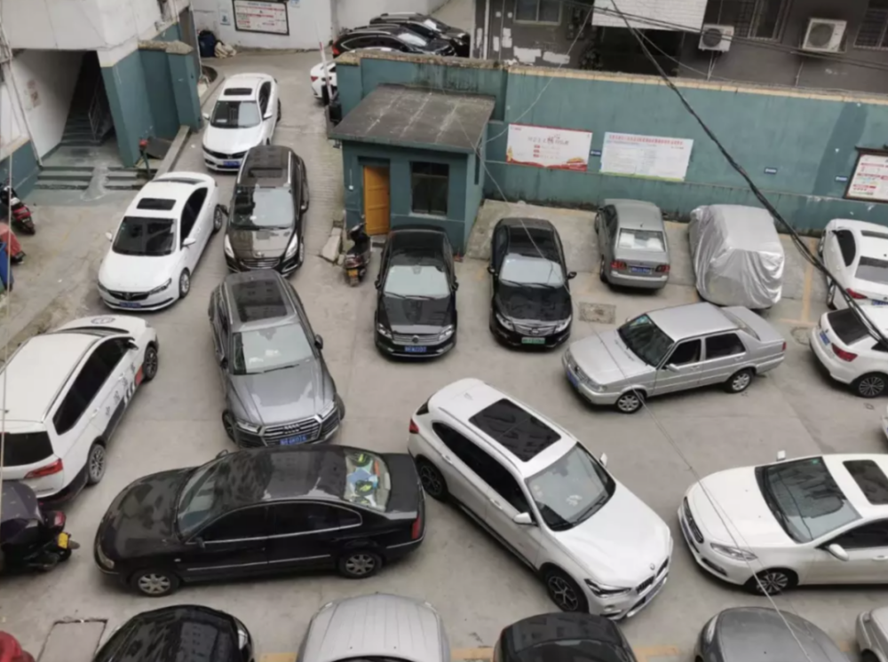 占人车位说"车多无所谓",业主把车位焊死,车位被占应该怎么办?